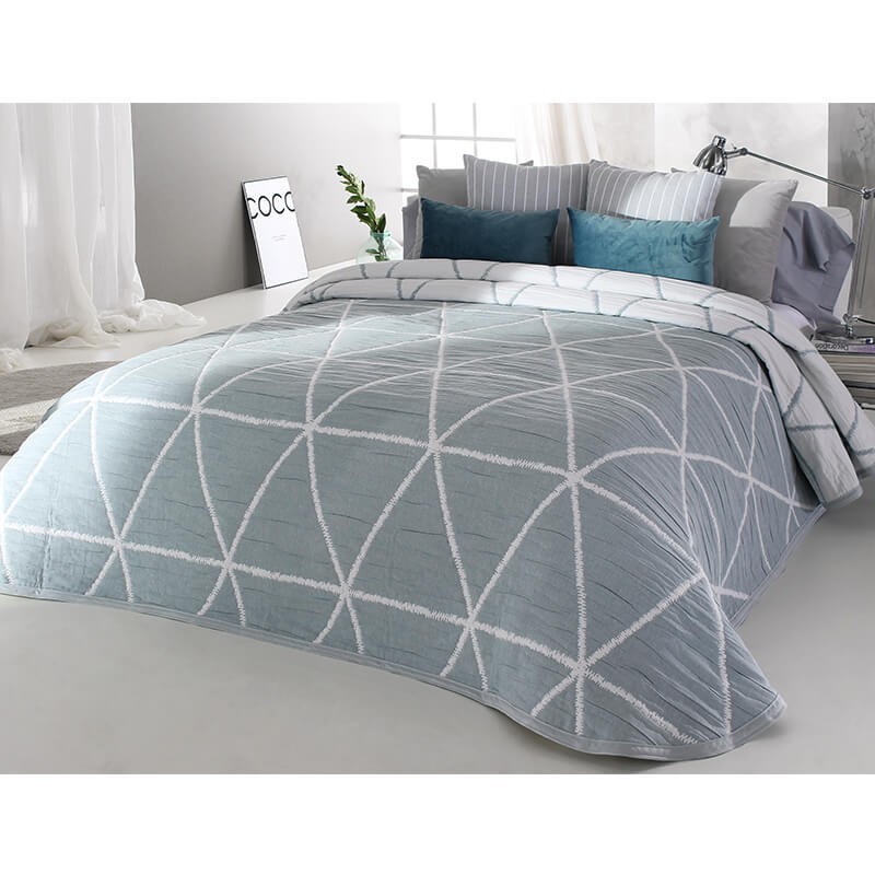 Cuvertura de pat reversibila cu design geometric in tonuri de gri deschis