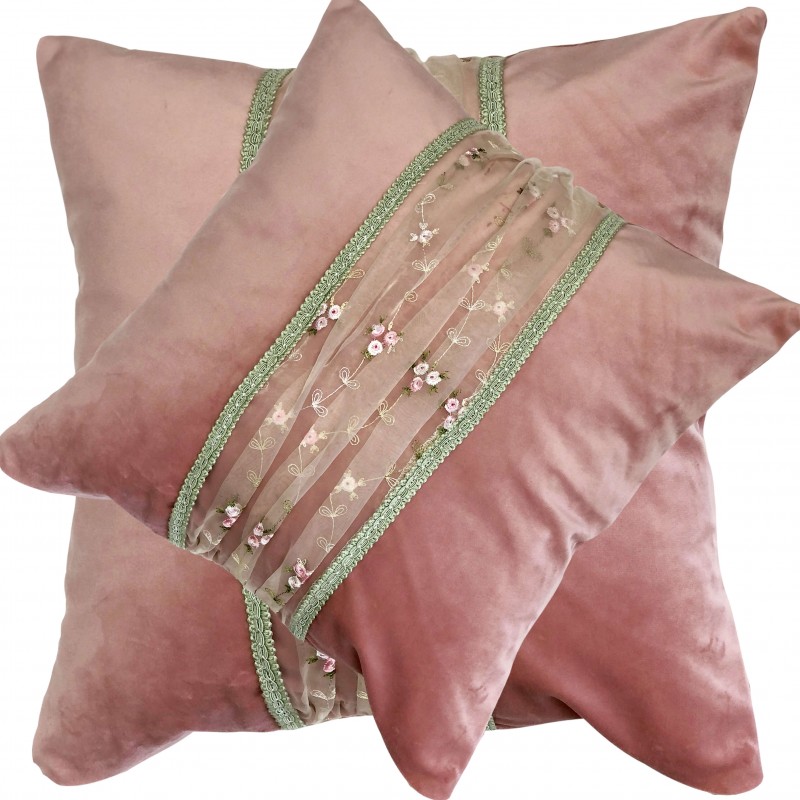 Perna decorativa catifea eleganta cu model central din dantela pe fond roz prafuit